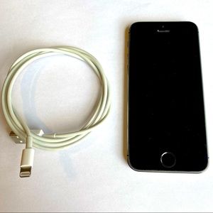Apple iPhone 5s, unlocked with charging cable (USED)